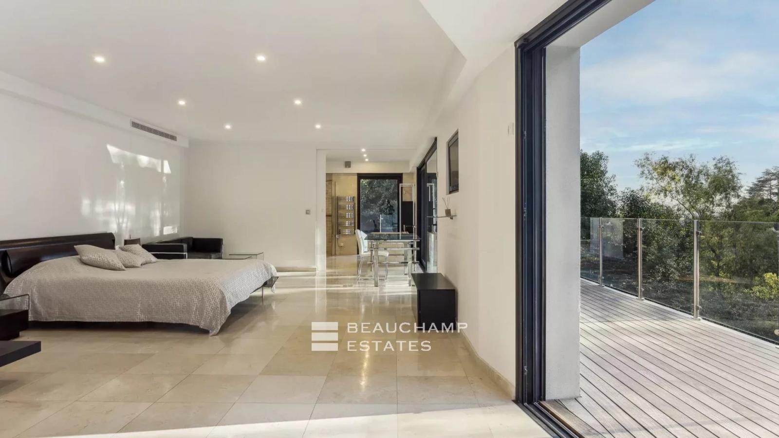 Villa contemporaine - vue mer & volumes généreux – Cannes