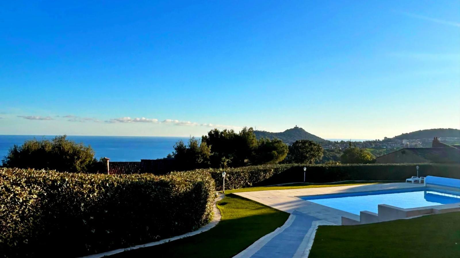 AGAY SAINT RAPHAEL magnifique  villa contemporaine avec vue panoramique sur la mer