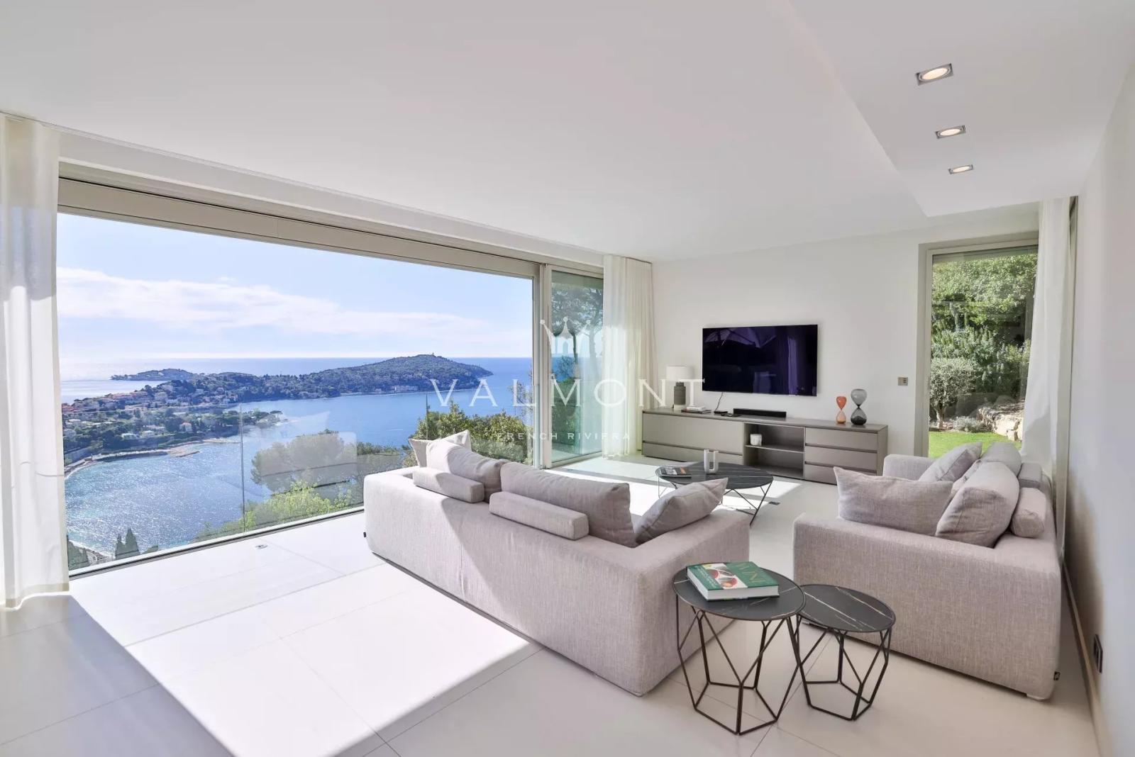 VILLA CONTEMPORAINE AVEC VUE PANORAMIQUE SUR LA MER