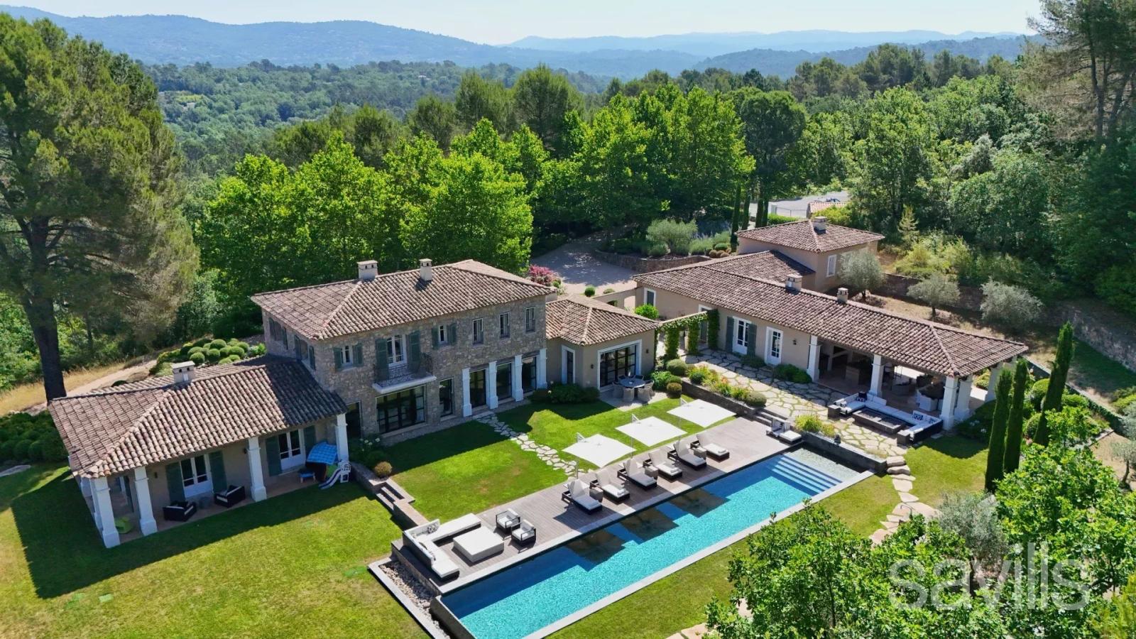 Villa de prestige avec vue panoramique.