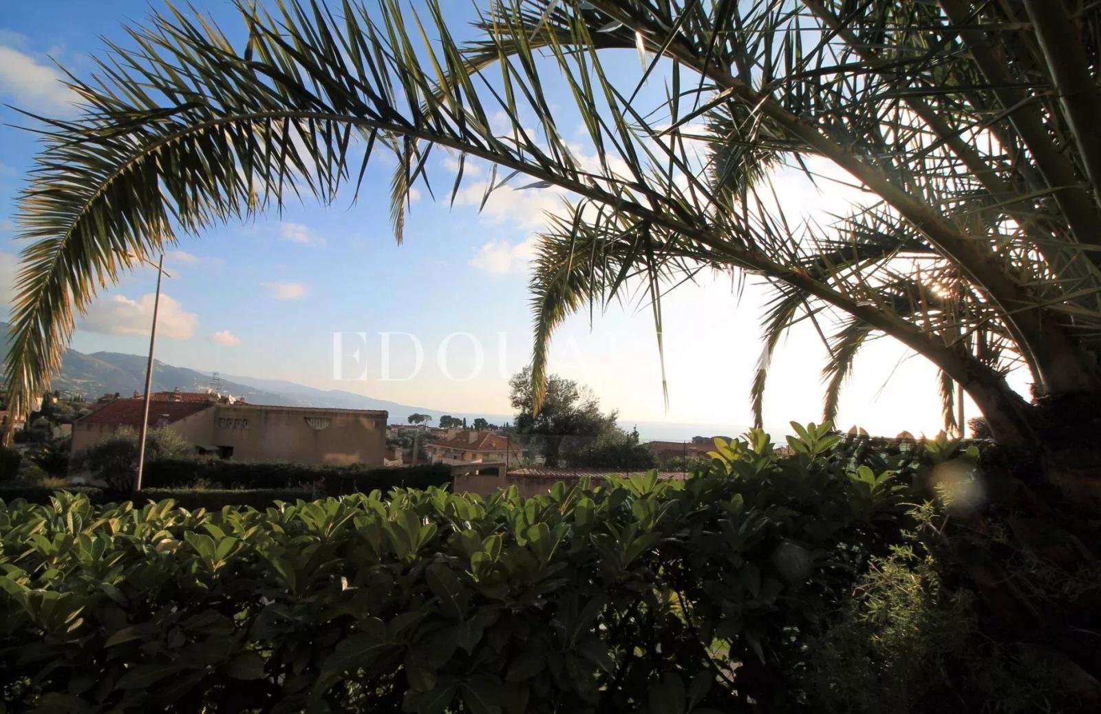 Deux pièces en très bon état avec jardin, trois terrasses, belle vue panoramique jusqu’à la mer, trois caves