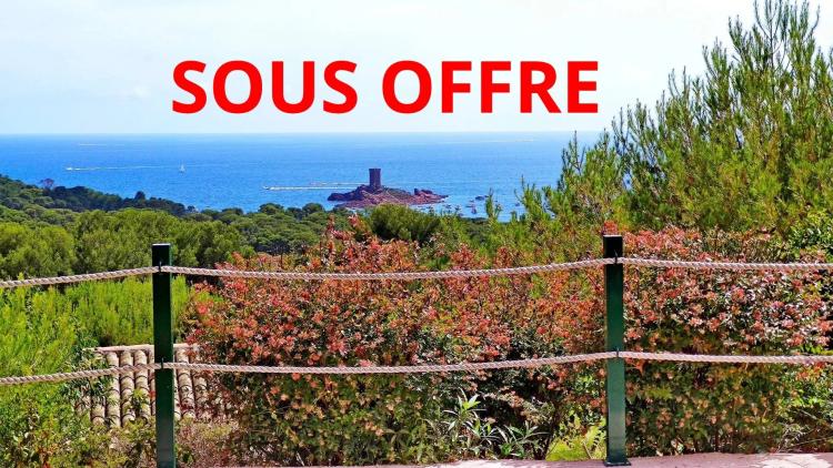 SOUS OFFRE AGAY CAP ESTEREL LE HAMEAU. DEUX PIECES REZ DE JARDIN VUE MER