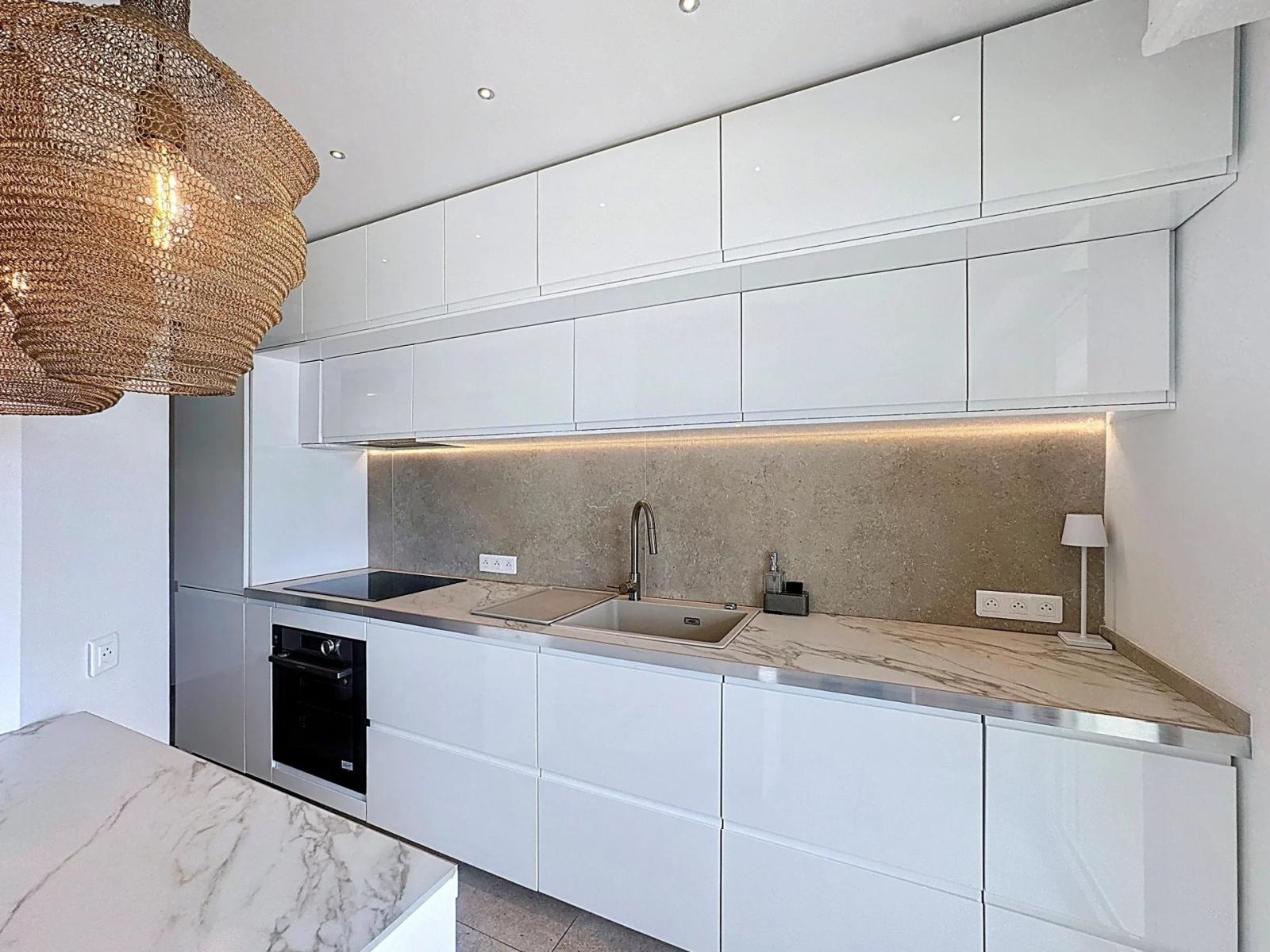 SAINT-TROPEZ — PIEDS DANS L’EAU VUE MER 3 CHAMBRES