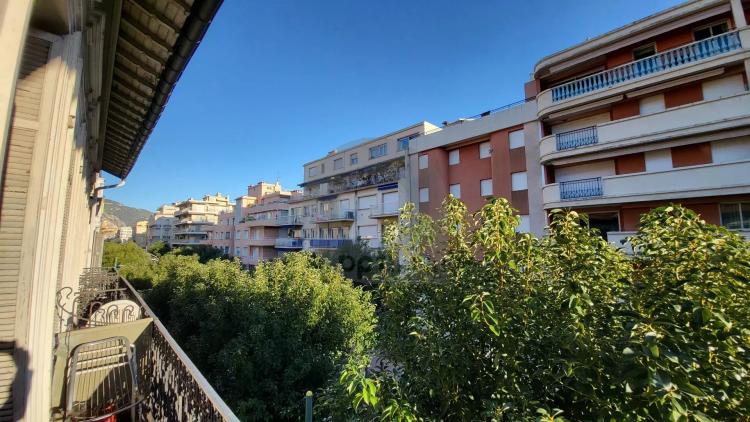 Menton - Appartement 4 Pièces avec deux balcons