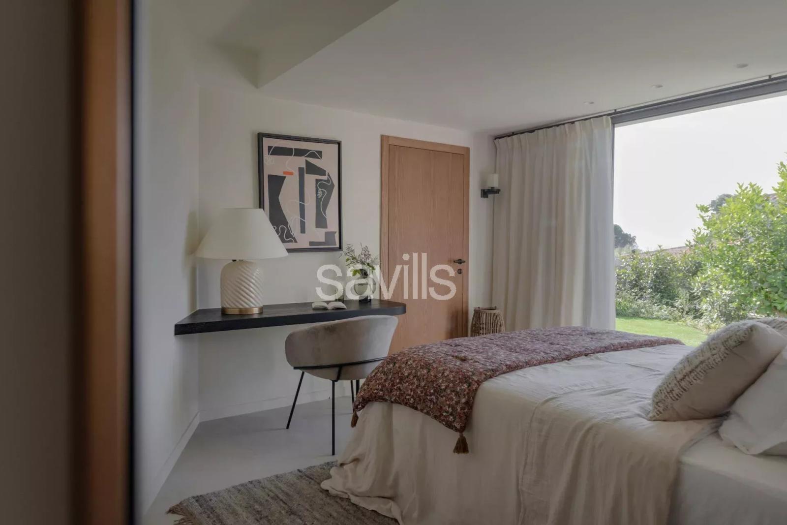 Villa contemporaine avec piscine à débordement et vue mer