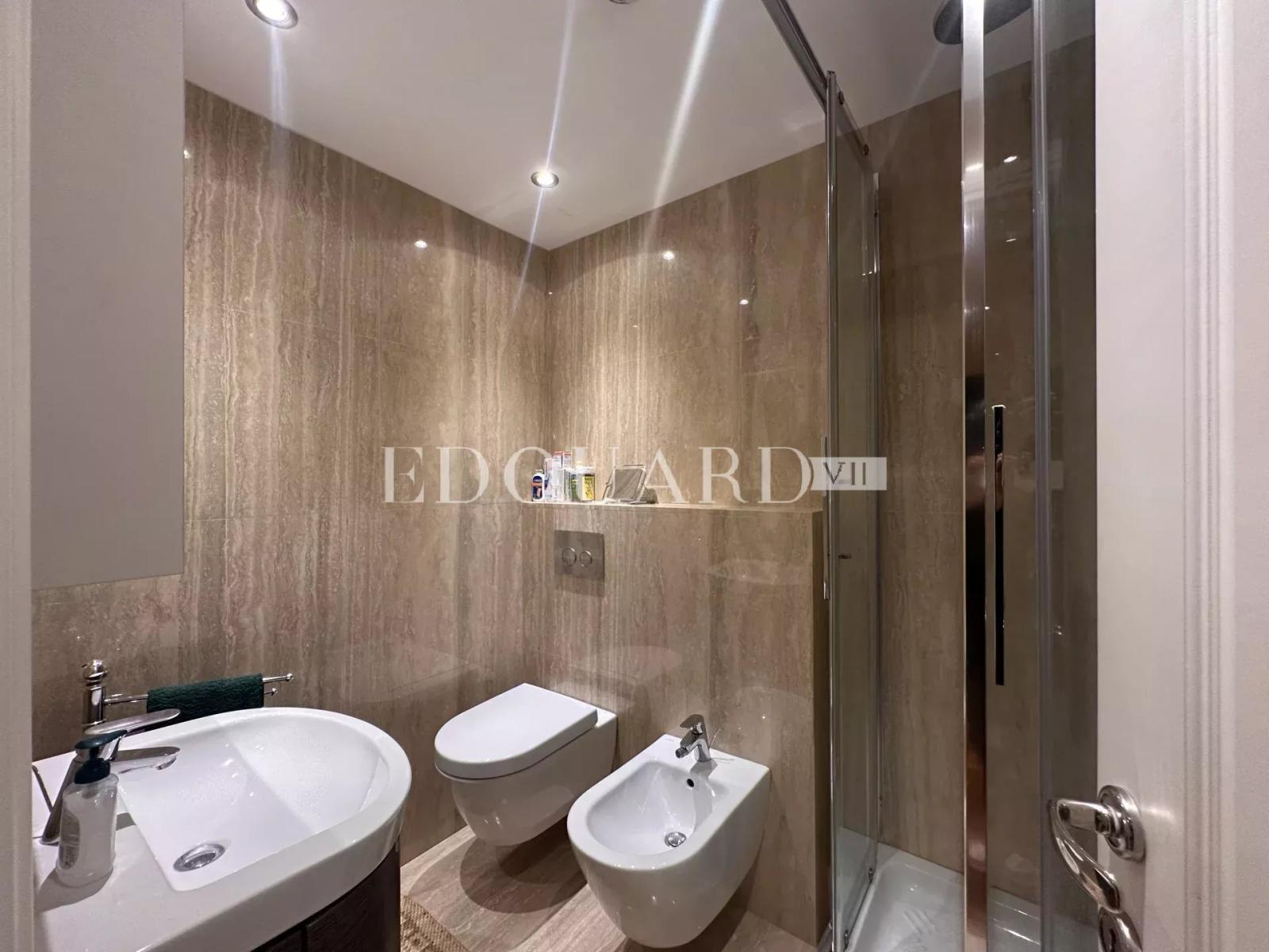 Dans résidence de luxe, deux pièces avec terrasse, balcon, belle vue mer,  cave et parking en sous-sol