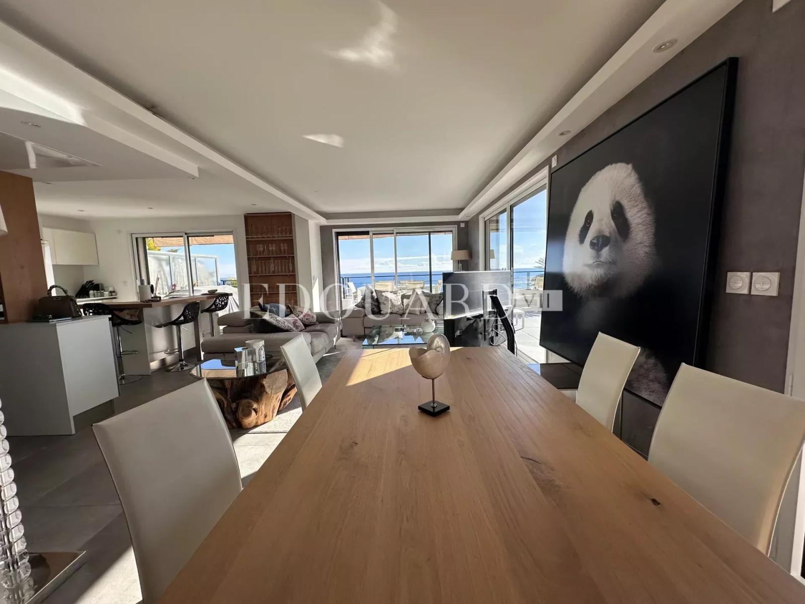 Superbe trois pièces en dernier étage avec spectaculaire terrasse et magnifique vue mer panoramique