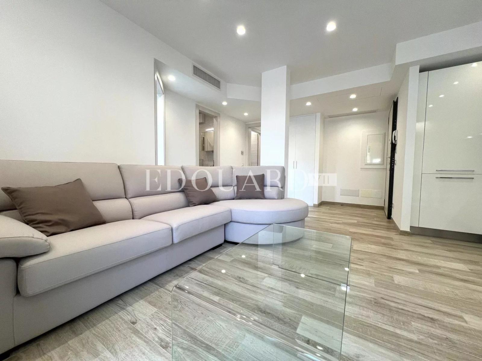 Trois pièces finement rénové avec balcon et agréable échappée mer, face à la renommée plage du Solenzara