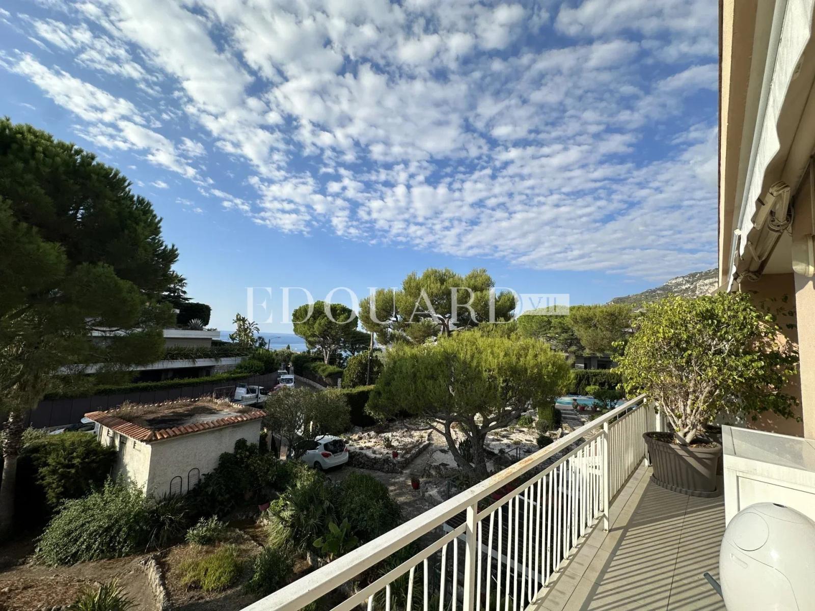 Magnifique trois pièces superbement rénové et meublé, avec spectaculaire terrasse et splendide vue panoramique