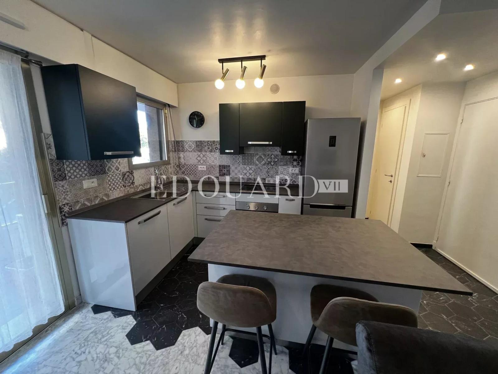 Joli deux pièces meublé à louer, en excellant état avec spacieux balcon et parking en sous-sol