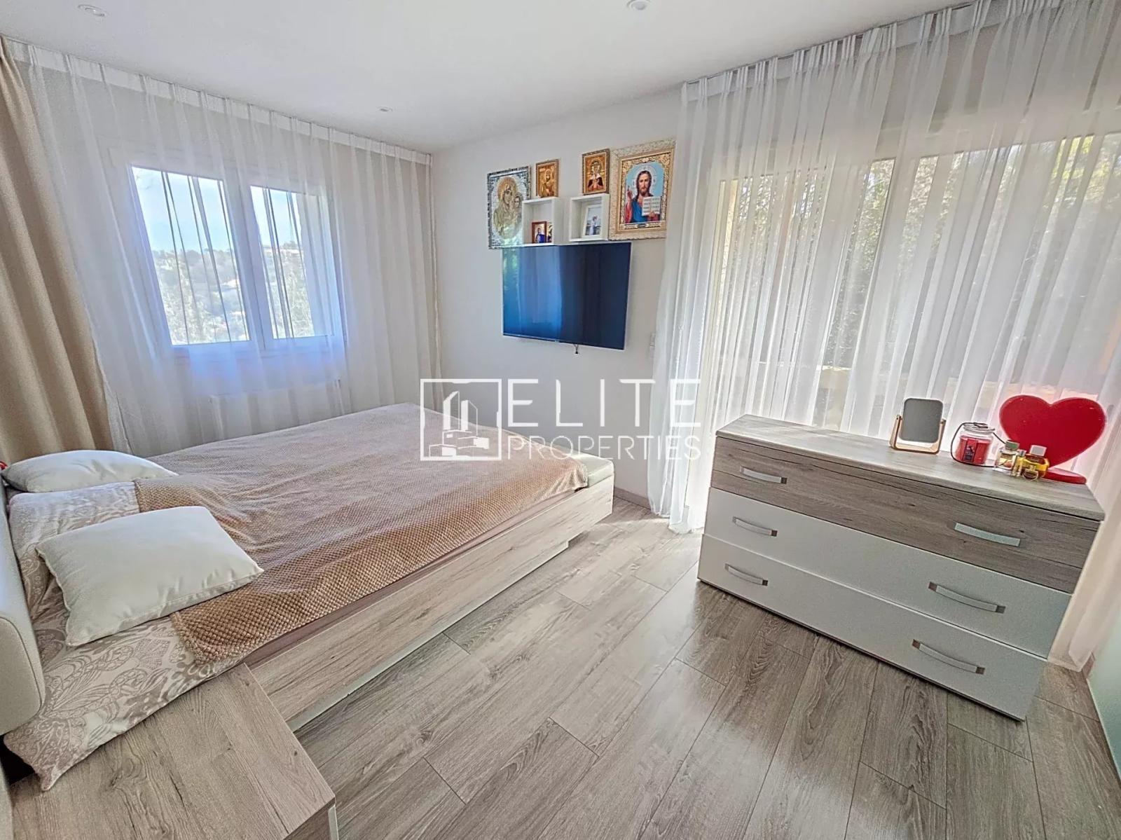 VILLA 10 PIECES 260m²  VUE DEGAGEE VALLAURIS