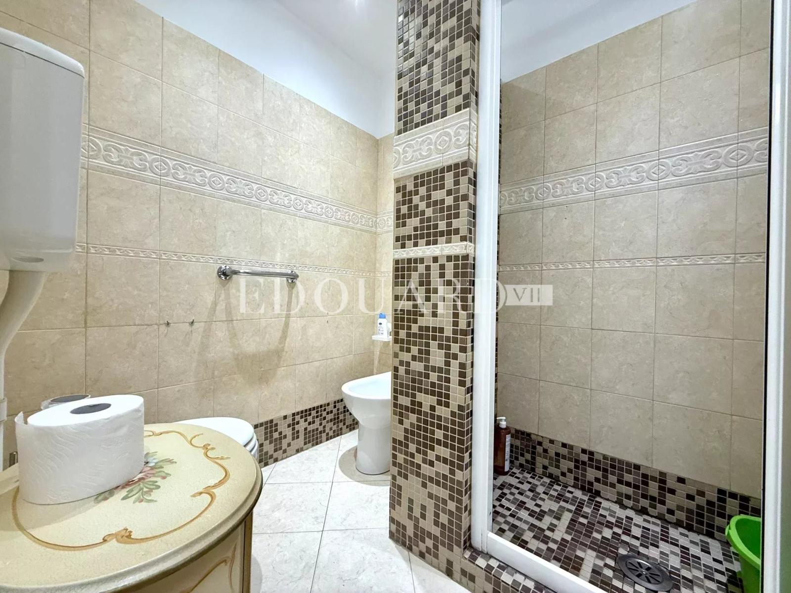 Spacieux deux pièces avec terrasse, au premier étage d’un bel immeuble dans le centre de Menton