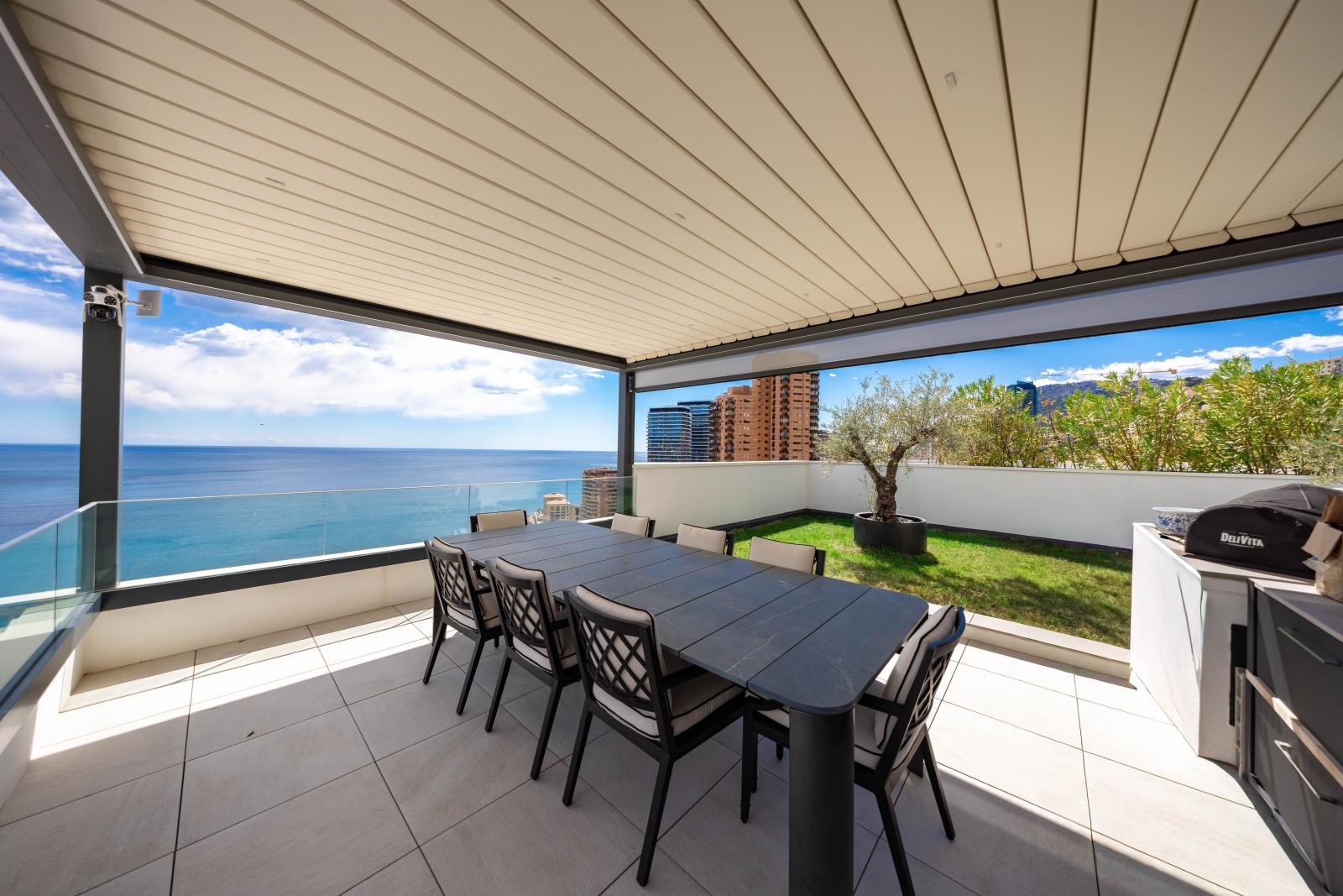 PENTHOUSE RENOVE PROCHE DE MONACO AVEC VUE MER SUR
