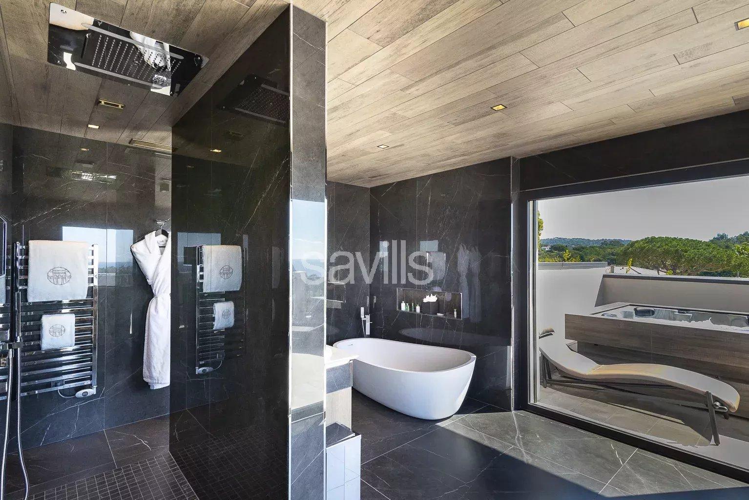 Villa contemporaine haut de gamme surplombant la mer