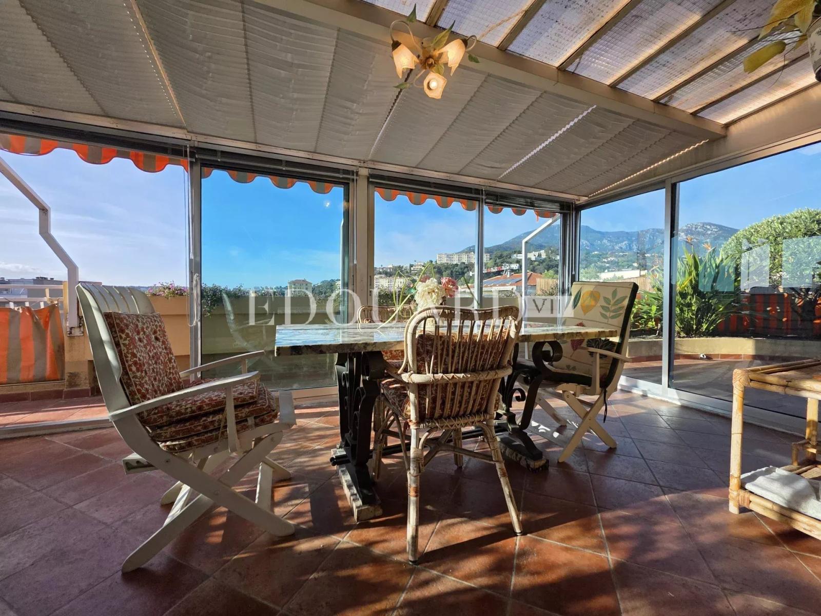 Cinq pièces en dernier étage avec vaste terrasse, belle vue mer et montagnes, cave et garage