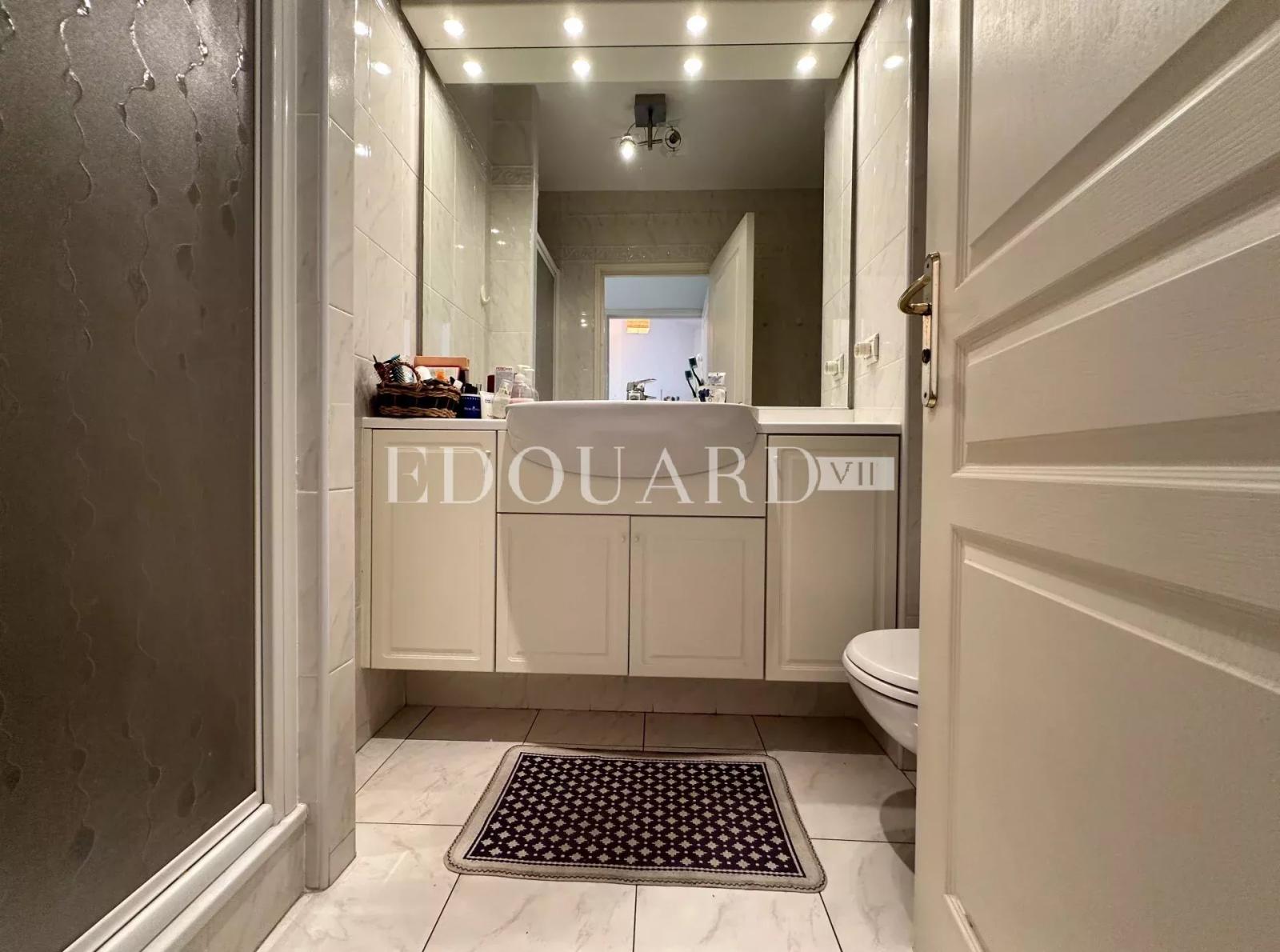 Deux pièces en bon état avec terrasse et belle vue mer, dans prestigieux immeuble face aux plages