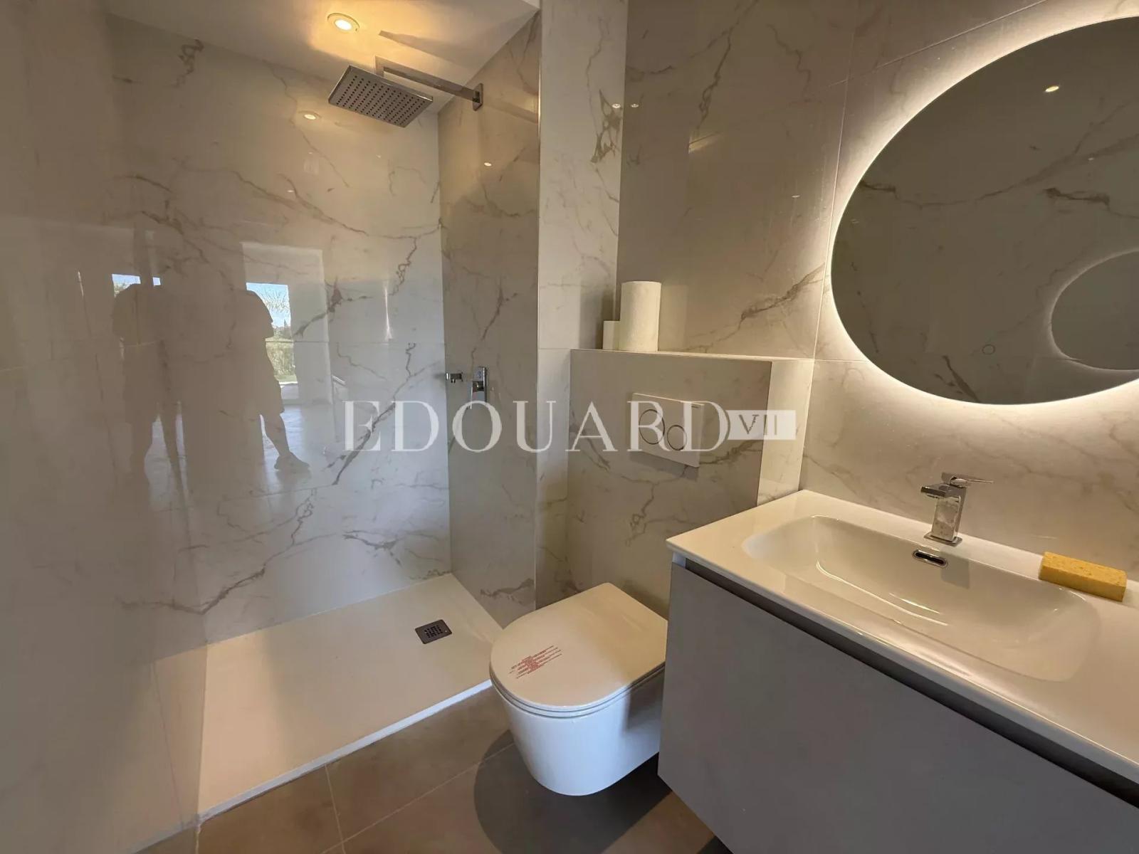 Trois pièces rénové avec grande terrasse, vaste jardin, belle vue panoramique jusqu'à la mer et parking