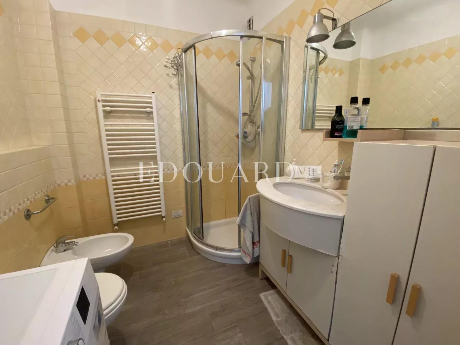 Trois pièces entièrement rénové avec terrasse, jardin et splendide vue mer, dans immeuble face aux plages