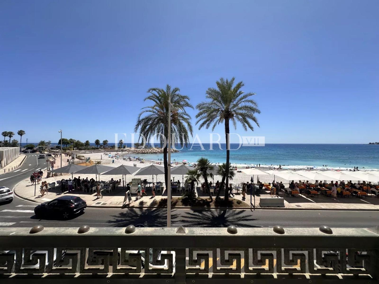 En exclusivité deux pièces à vendre avec terrasse et splendide vue mer, dans immeuble face aux plages