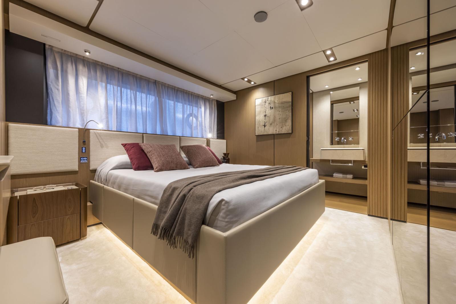 ac23e_d01bd_fs2ca_ferrettiyachts1000newclassic_0022_50768.jpg