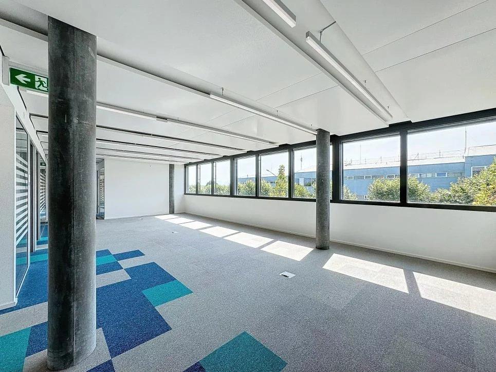 Bureaux spacieux à louer, emplacement stratégique proche de l'aéroport.