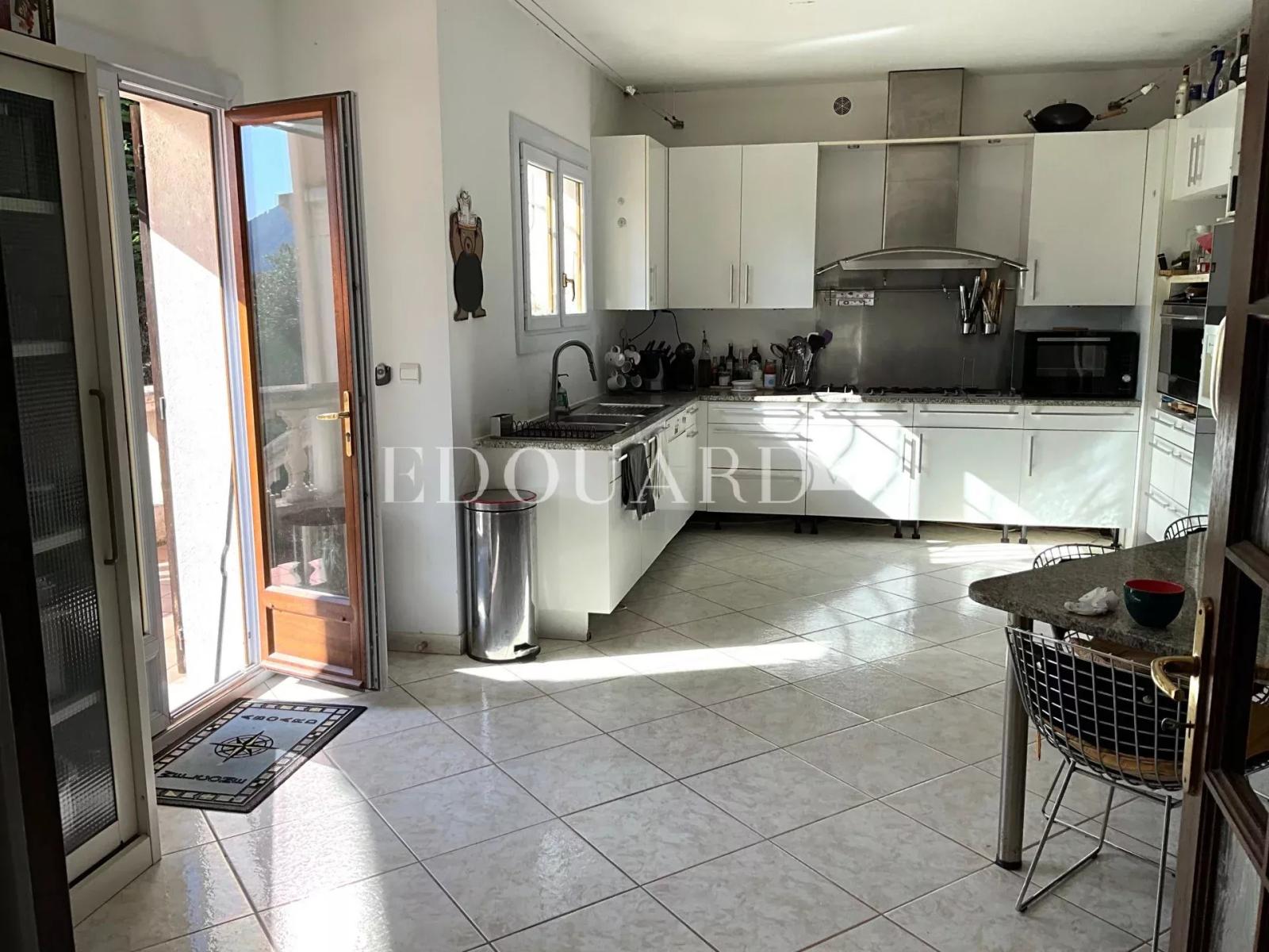 Dans un domaine privé proche de La Turbie, à vendre villa présentant un potentiel important