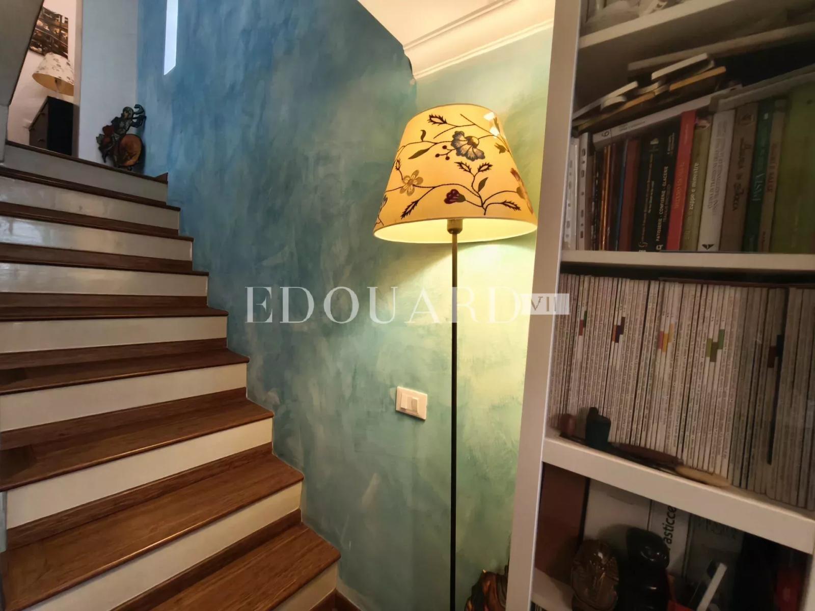 Villa indépendante à vendre, en excellent état avec piscine, jardin plat et vaste parking extérieur