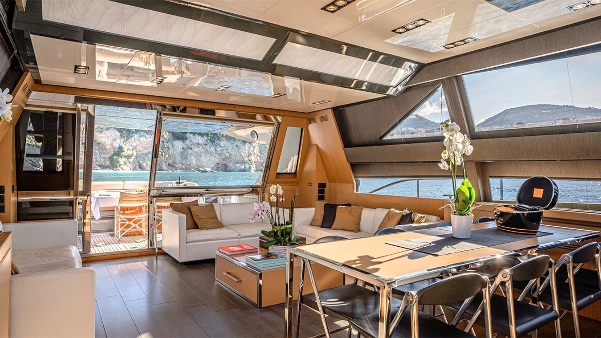 c2rGk_riva-86-domino-interior.jpg