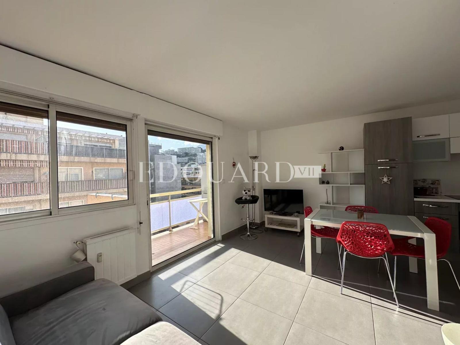 En exclusivité charmant studio finement rénové avec  balcon, vue mer latérale et possibilité garage