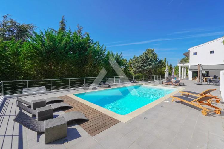VILLA CONTEMPORAINE - SAINT MARTIN DE PEILLE - PISCINE ET JARDIN PAYSAGER
