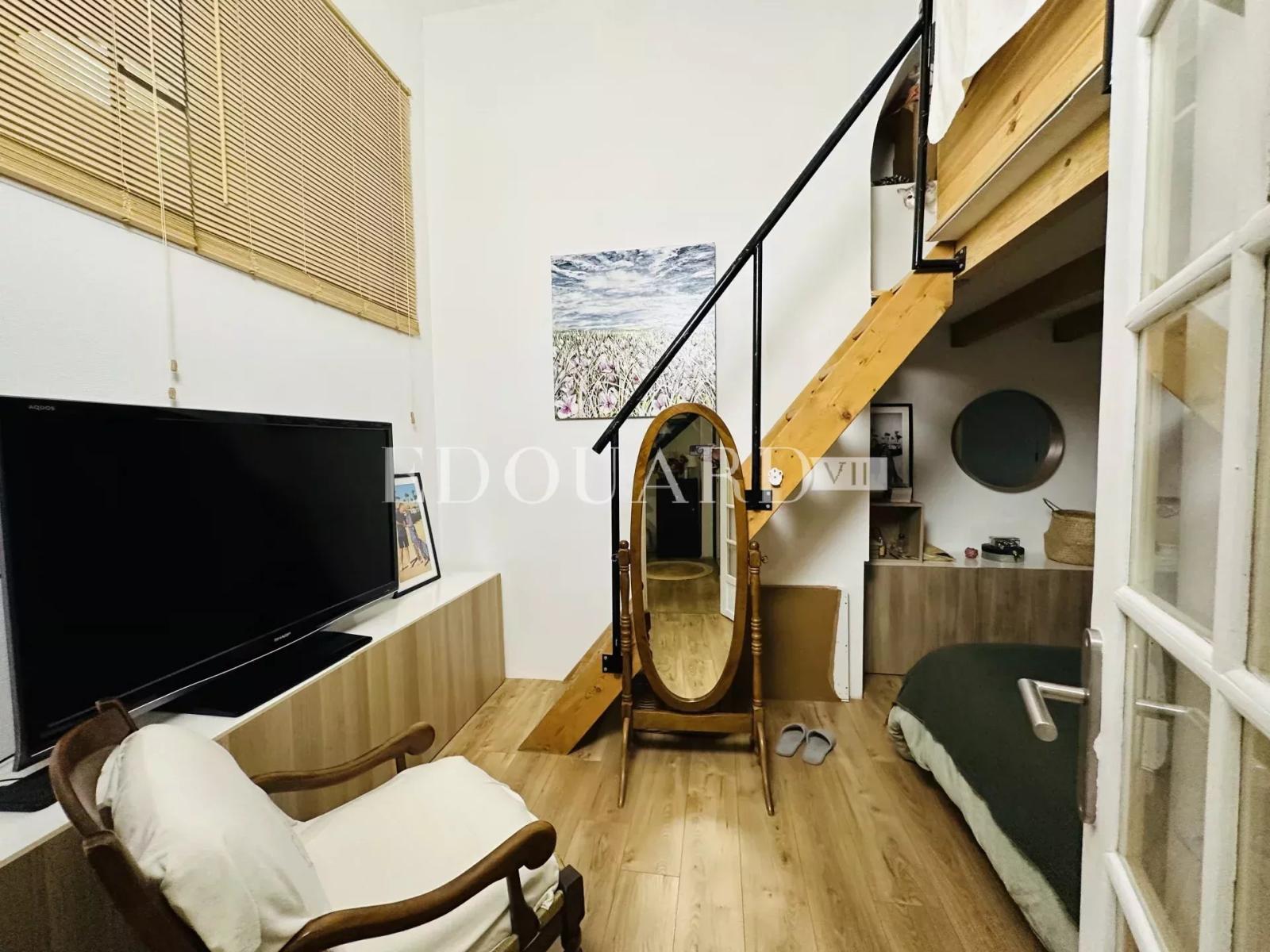 Magnifique quatre pièces entièrement rénové, au premier étage d'un immeuble classé de grand standing