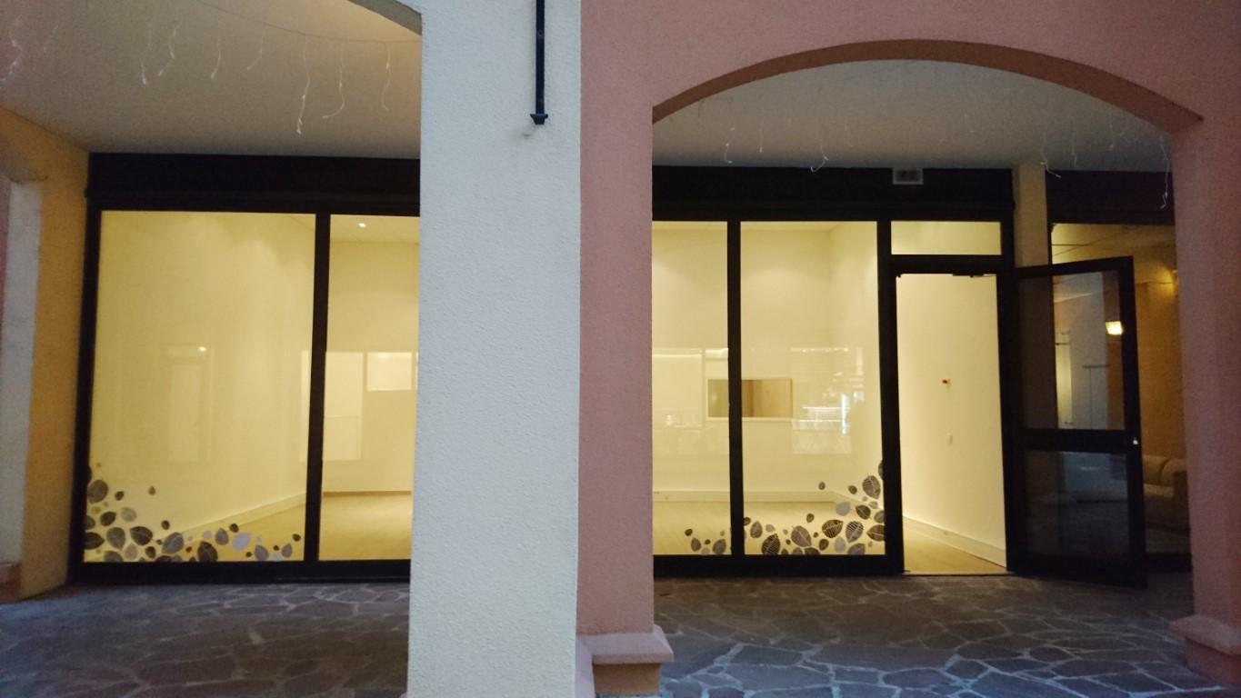 GRAND BUREAU AVEC VITRINE