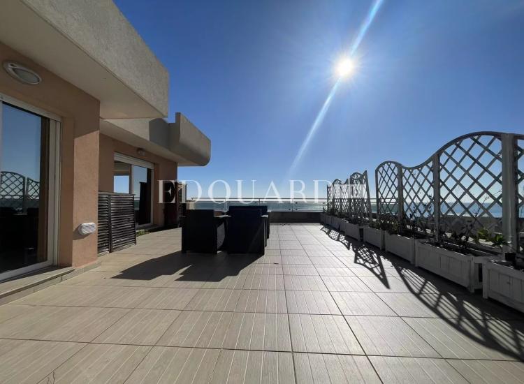 Superbe deux pièces en dernier étage avec spectaculaire terrasse, splendide vue mer et garage. Exclusivité
