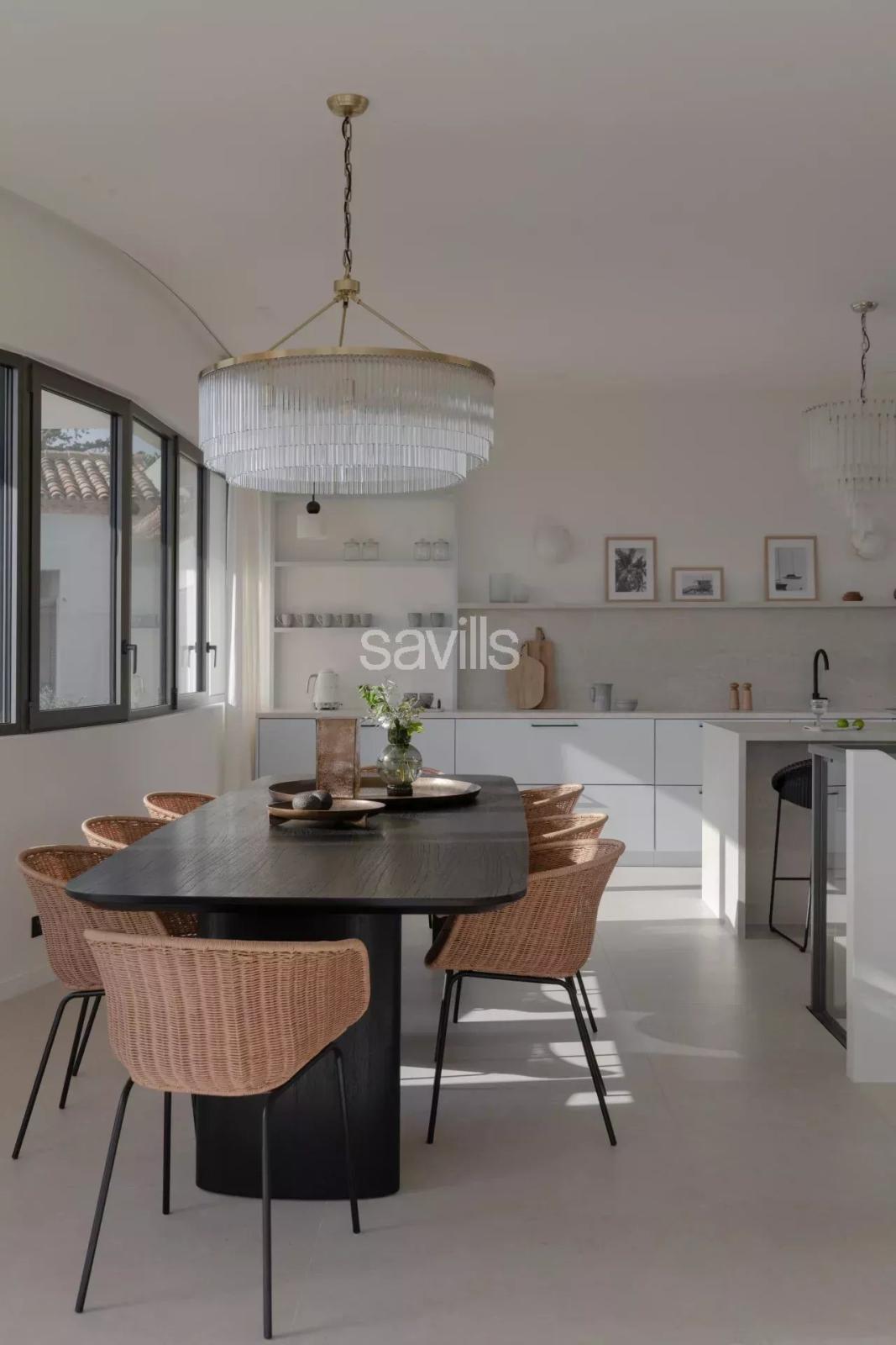 Villa contemporaine avec piscine à débordement et vue mer