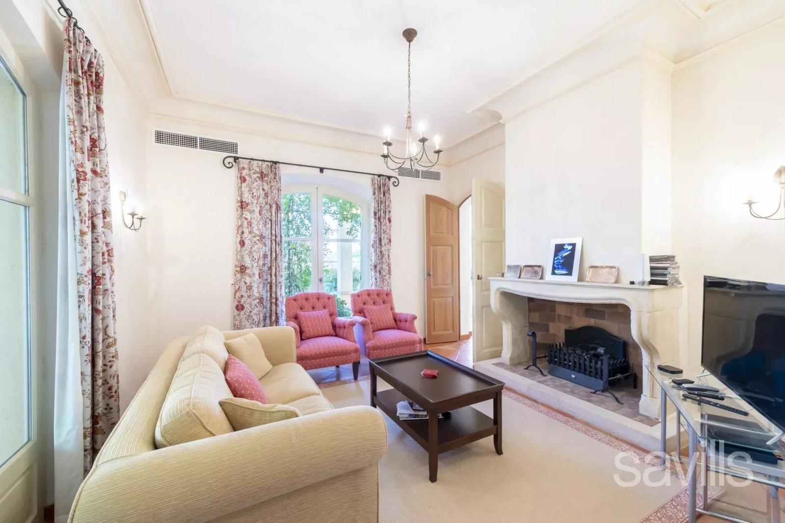 Élégante villa dans le domaine de Terre Blanche.