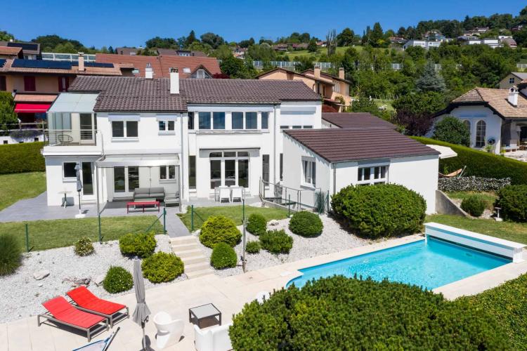 Villa individuelle de 325 m2 avec une belle vue sur le lac et les montagnes