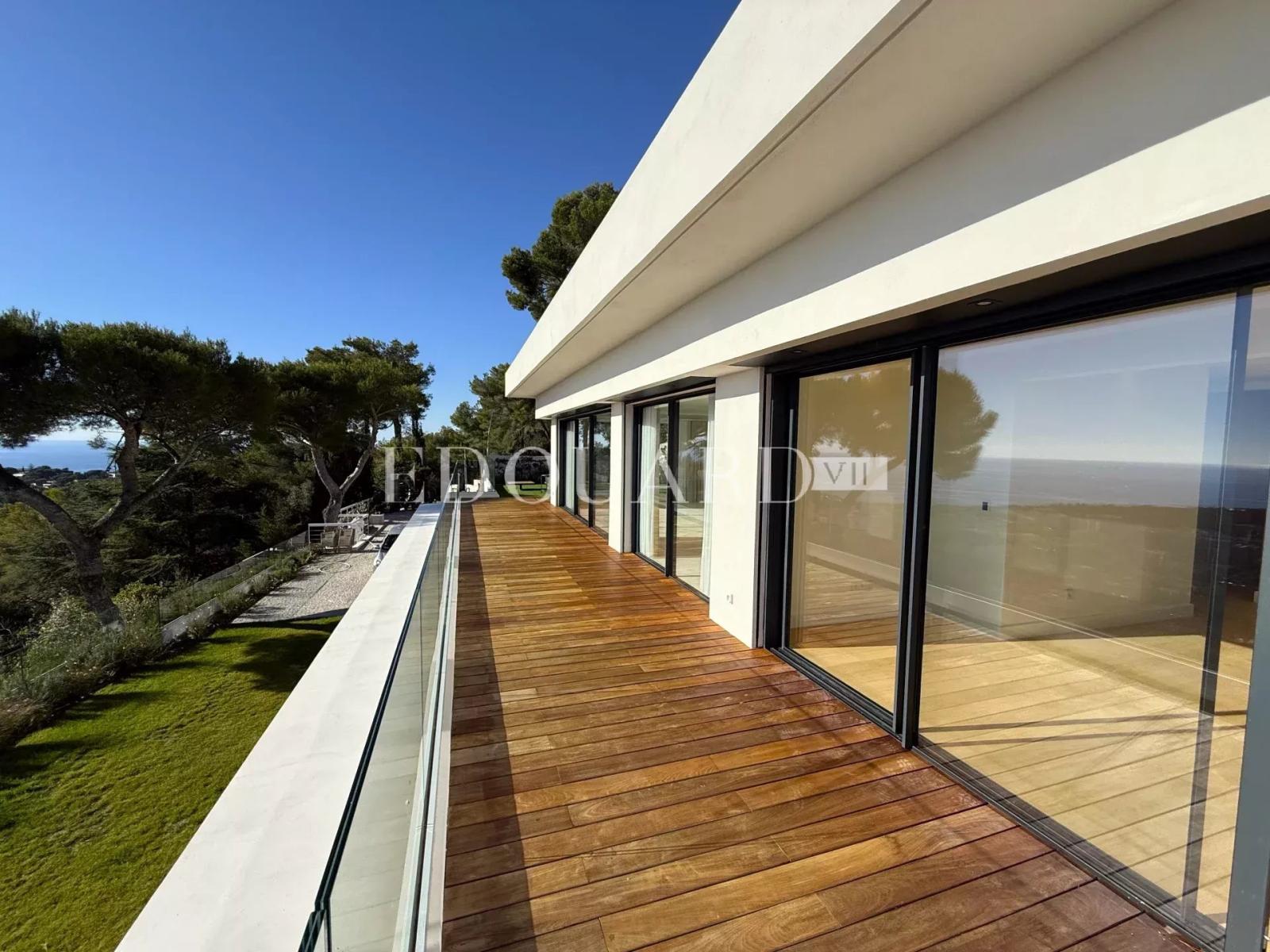 Villa entièrement rénovée avec grandes terrasses, superbe vue mer panoramique et piscine