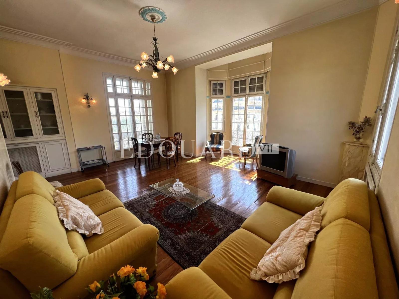 En exclusivité trois pièces à vendre avec belle vue sur la ville jusqu’à la mer, en plein centre de Menton