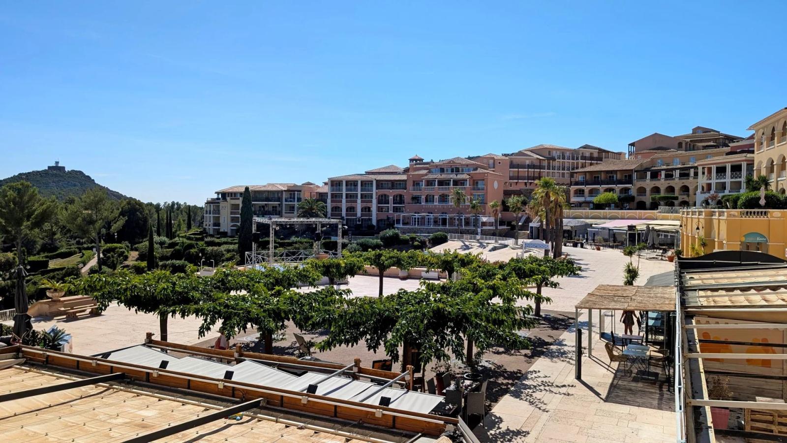 Agay Cap Esterel, dans le centre,  beau studio cabine équipé pour 4 personnes. Belle terrasse couverte