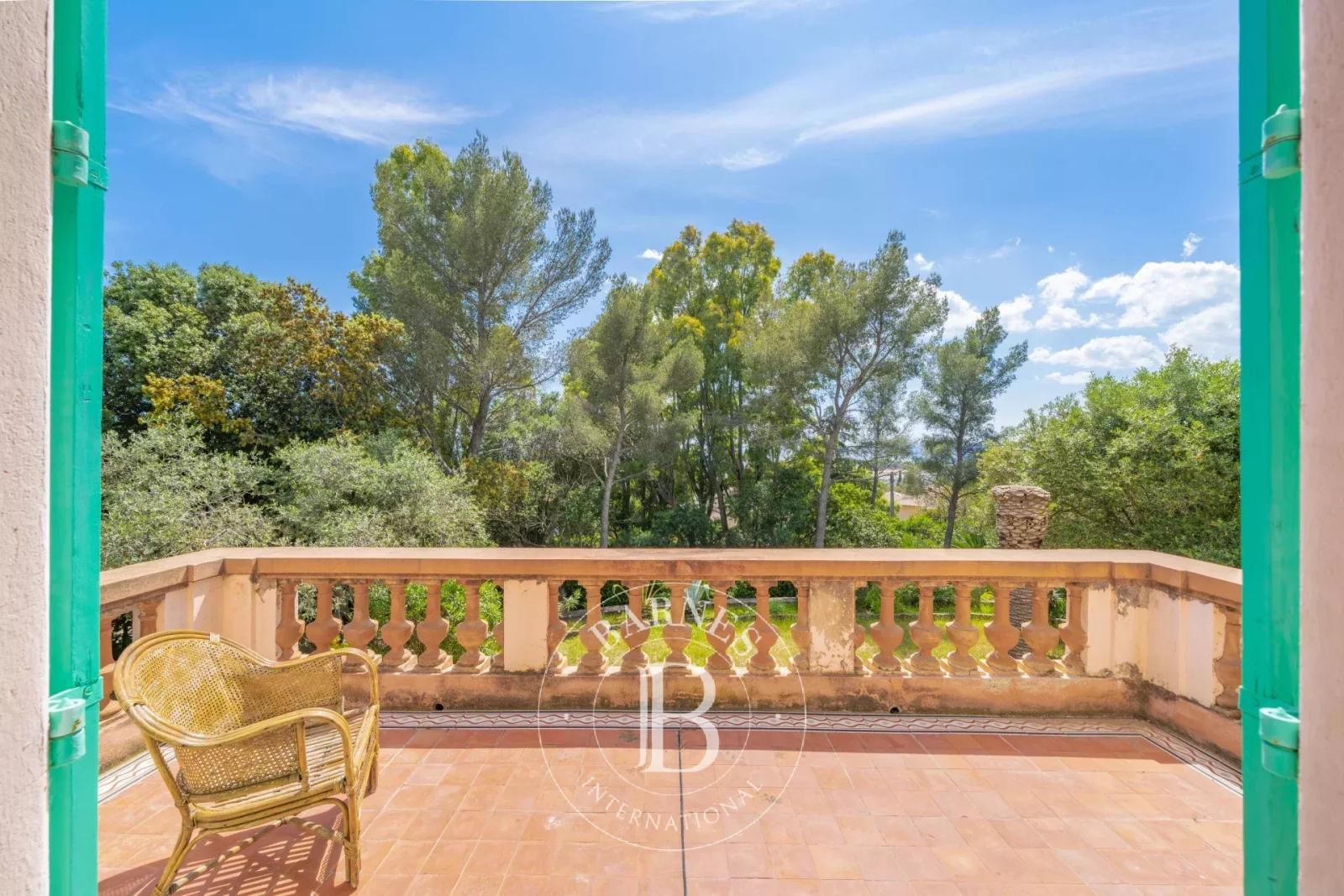 SAINT-RAPHAËL - VASTE VILLA BELLE-ÉPOQUE  AVEC VUE MER