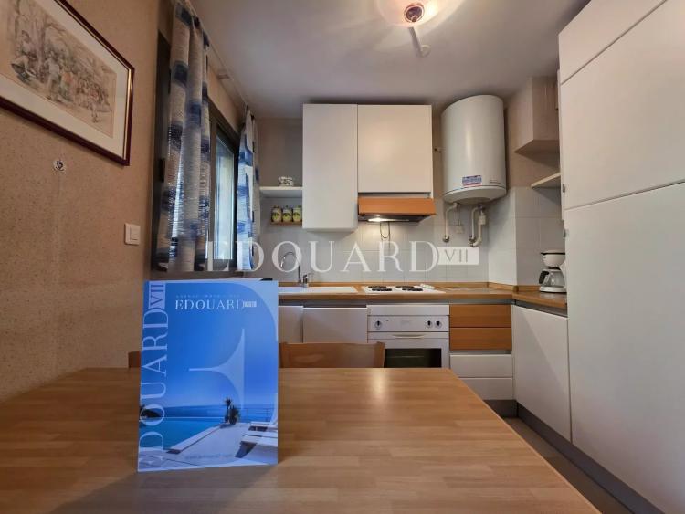 En exclusivité deux pièces en bon état, au premier étage d'un immeuble de standing dans le centre de Menton