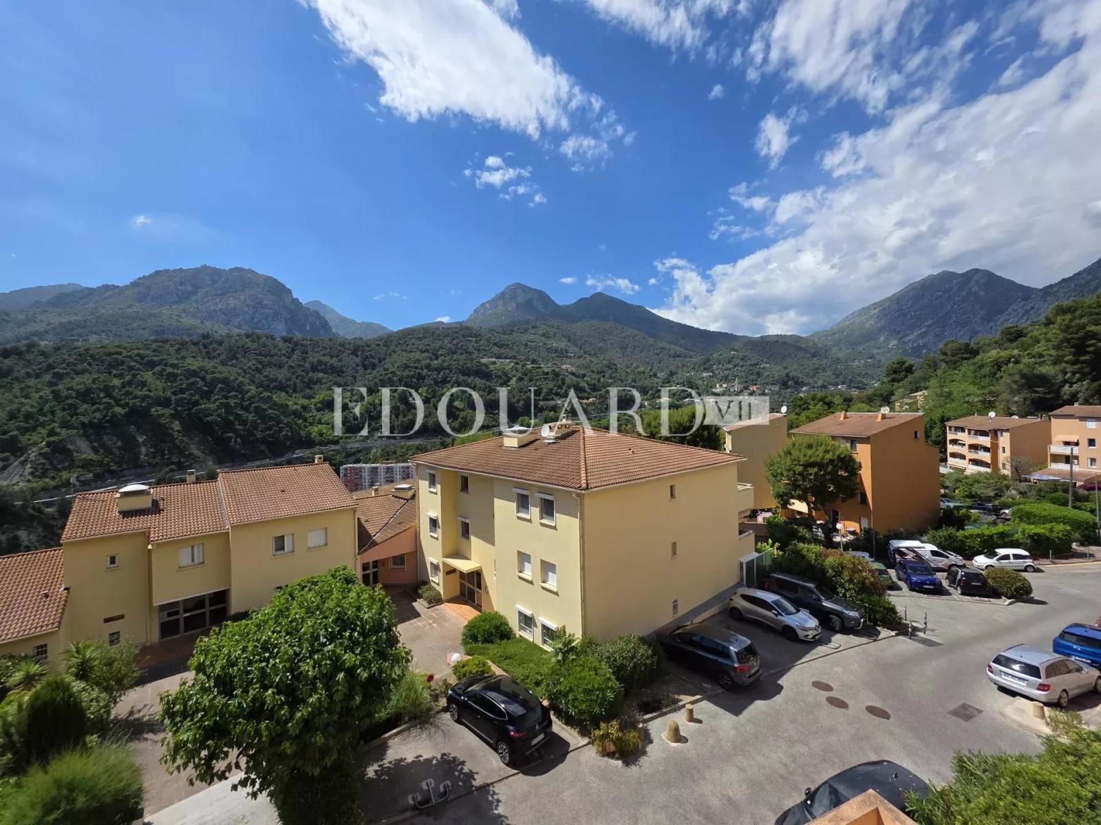 Sur la commune de Menton, en exclusivité trois pièces à vendre avec grande terrasse et garage