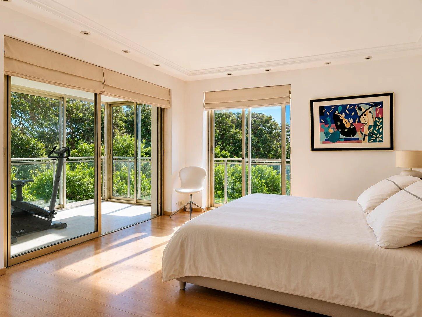 LE CANNET COLLINES - GRAND APPARTEMENT T4 TRAVERSANT - PLEINE VUE MER