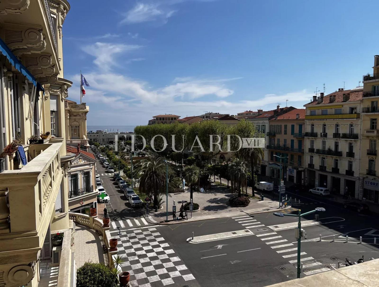 En exclusivité trois pièces à vendre avec belle vue sur la ville jusqu’à la mer, en plein centre de Menton