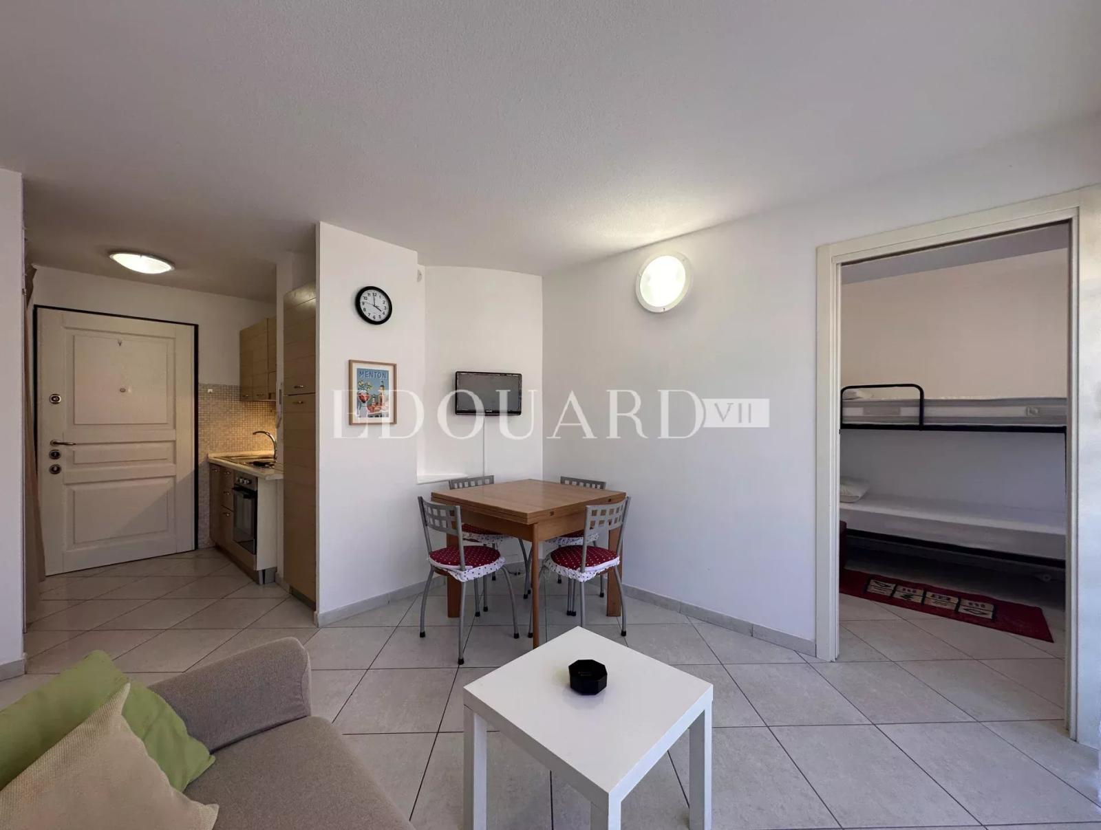 En exclusivité deux pièces en bon état avec terrasse, dans bel immeuble recent en plein centre de Menton