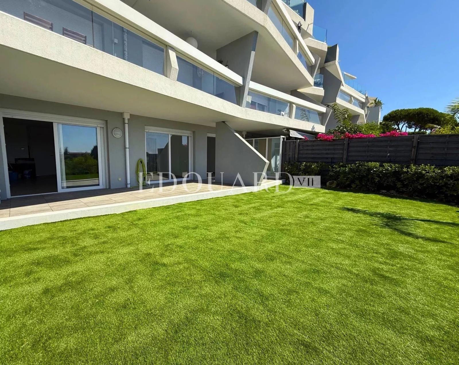Trois pièces rénové avec grande terrasse, vaste jardin, belle vue panoramique jusqu'à la mer et parking