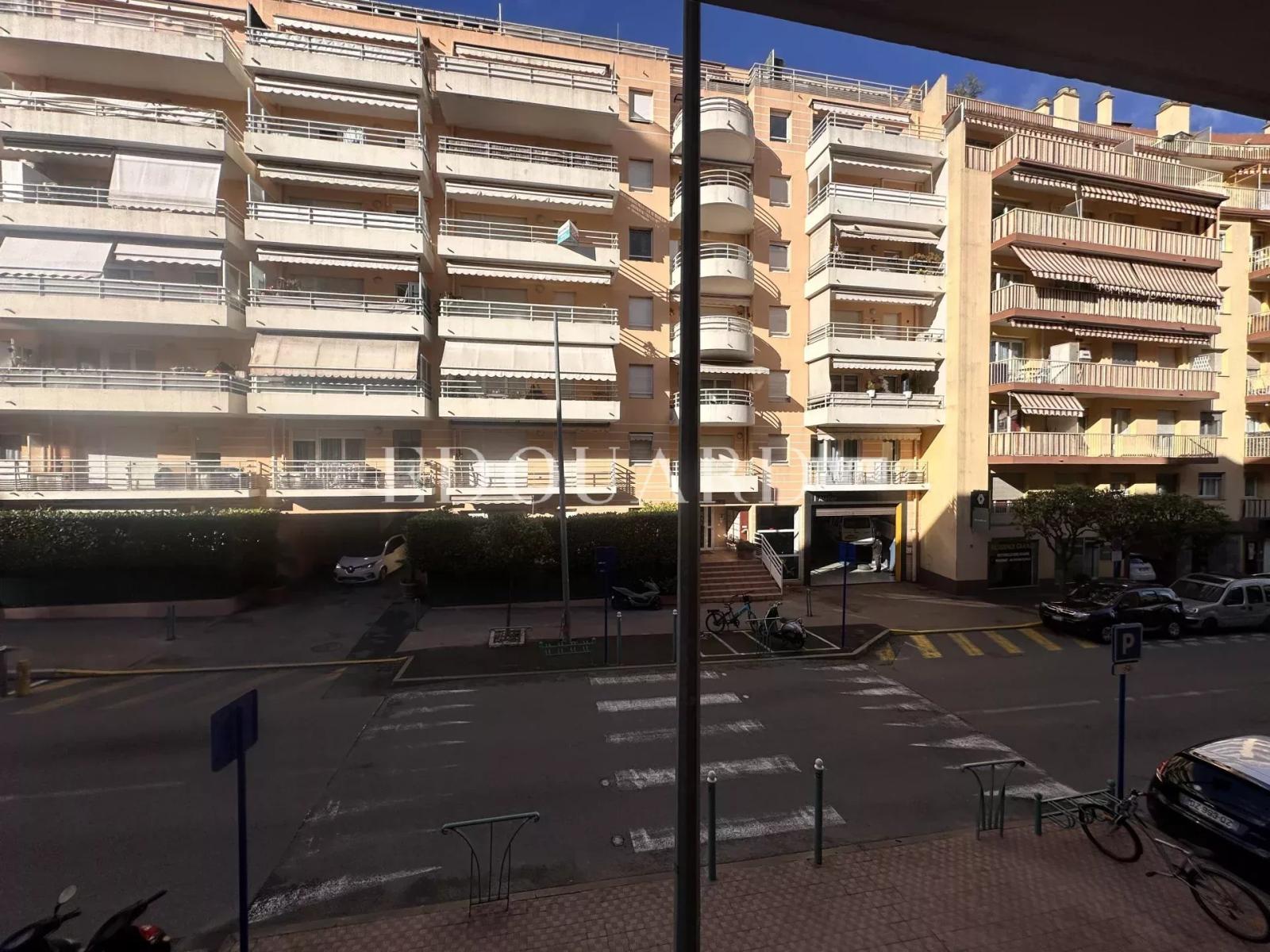 Petit deux pièces en bon état avec possibilité parking, très intéressant comme investissement