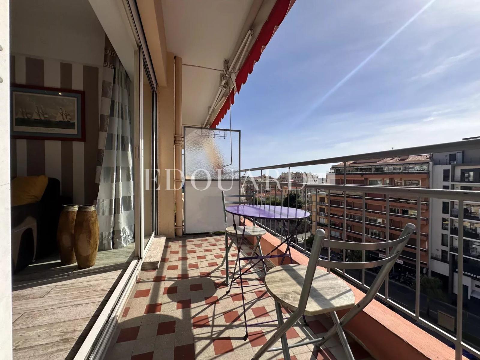 Dans le centre de Menton, en exclusivité grand studio en bon état avec terrasse et agréable vue dégagée