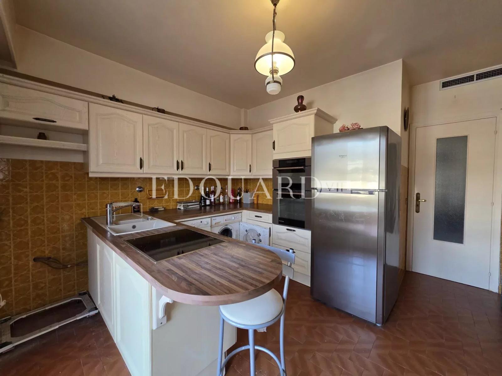 Cinq pièces en dernier étage avec vaste terrasse, belle vue mer et montagnes, cave et garage