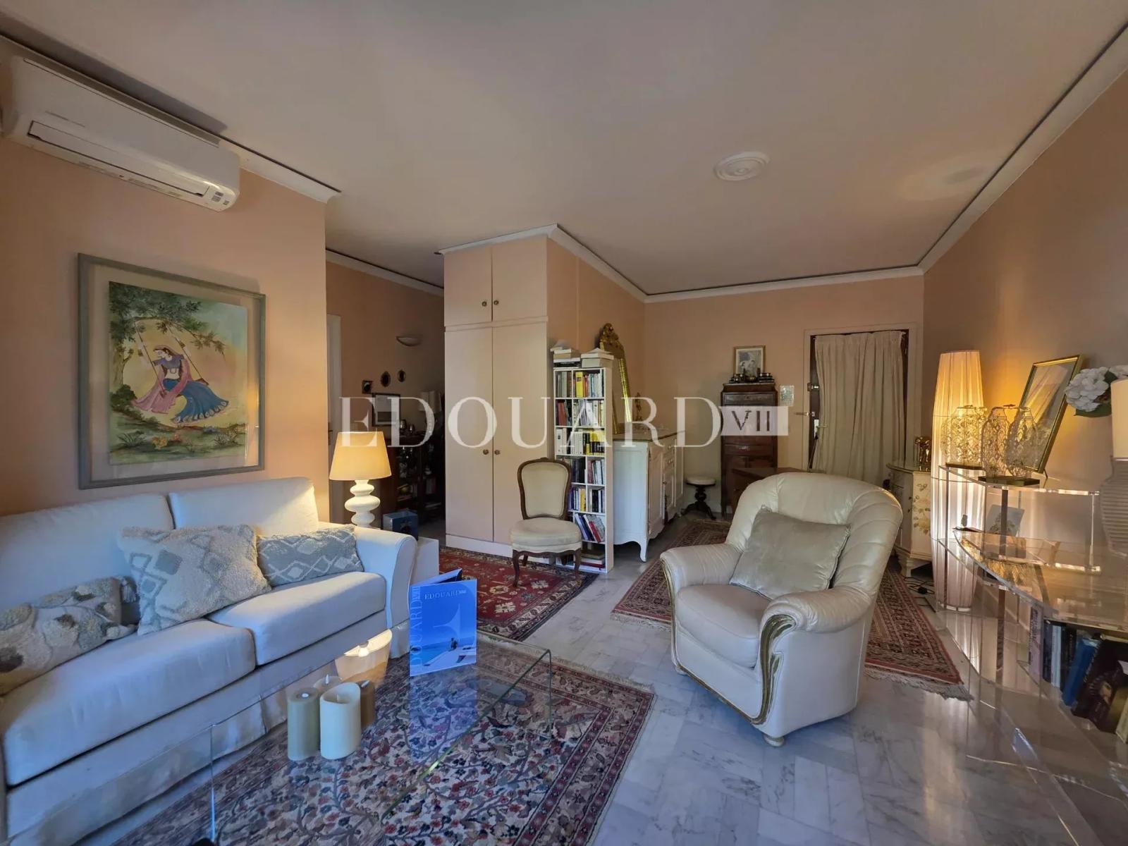 Sur la commune de Roquebrune Cap Martin, deux pièces à vendre avec grande terrasse, jardin et parking